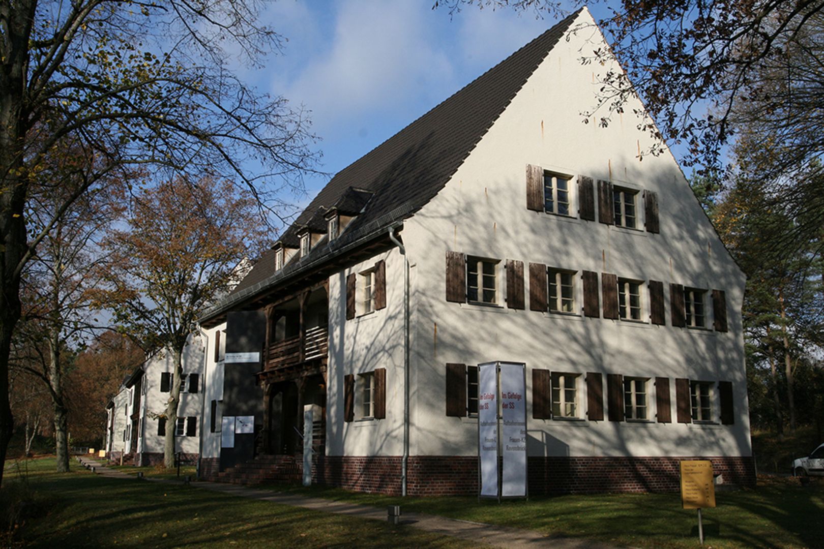 Dauerausstellung Ravensbrück: »Im Gefolge der SS« - Aufseherinnen des Frauen-KZ Ravensbrück