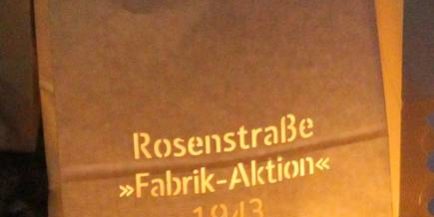 Lichttüte am Denkmal in der Rosenstraße © Ständige Konferenz Lichttüte bei der Gedenkveranstaltung in der Rosenstraße Lichttüte am Denkmal in der Rosenstraße © Ständige Konferenz