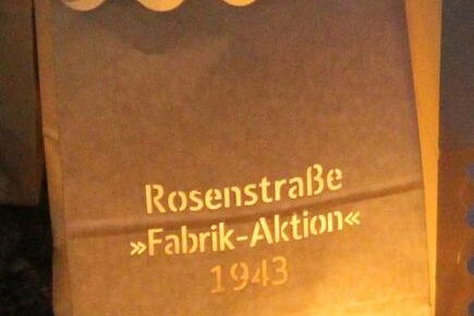 Lichttüte bei der Gedenkveranstaltung in der Rosenstraße Lichttüte am Denkmal in der Rosenstraße © Ständige Konferenz