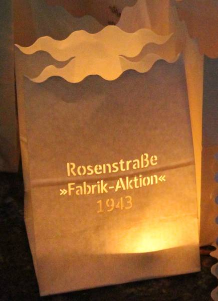Lichttüte am Denkmal in der Rosenstraße © Ständige Konferenz Lichttüte bei der Gedenkveranstaltung in der Rosenstraße Lichttüte am Denkmal in der Rosenstraße © Ständige Konferenz