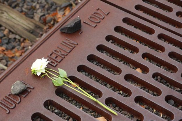 weiße Blume am Mahnmal »Gleis 17« © Ständige Konferenz weiße Blume am Mahnmal »Gleis 17« © Ständige Konferenz