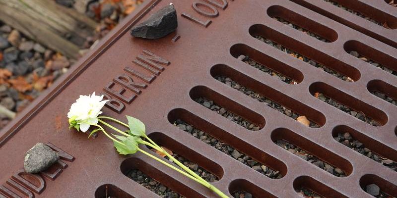 weiße Blume am Mahnmal »Gleis 17« © Ständige Konferenz weiße Blume am Mahnmal »Gleis 17« © Ständige Konferenz
