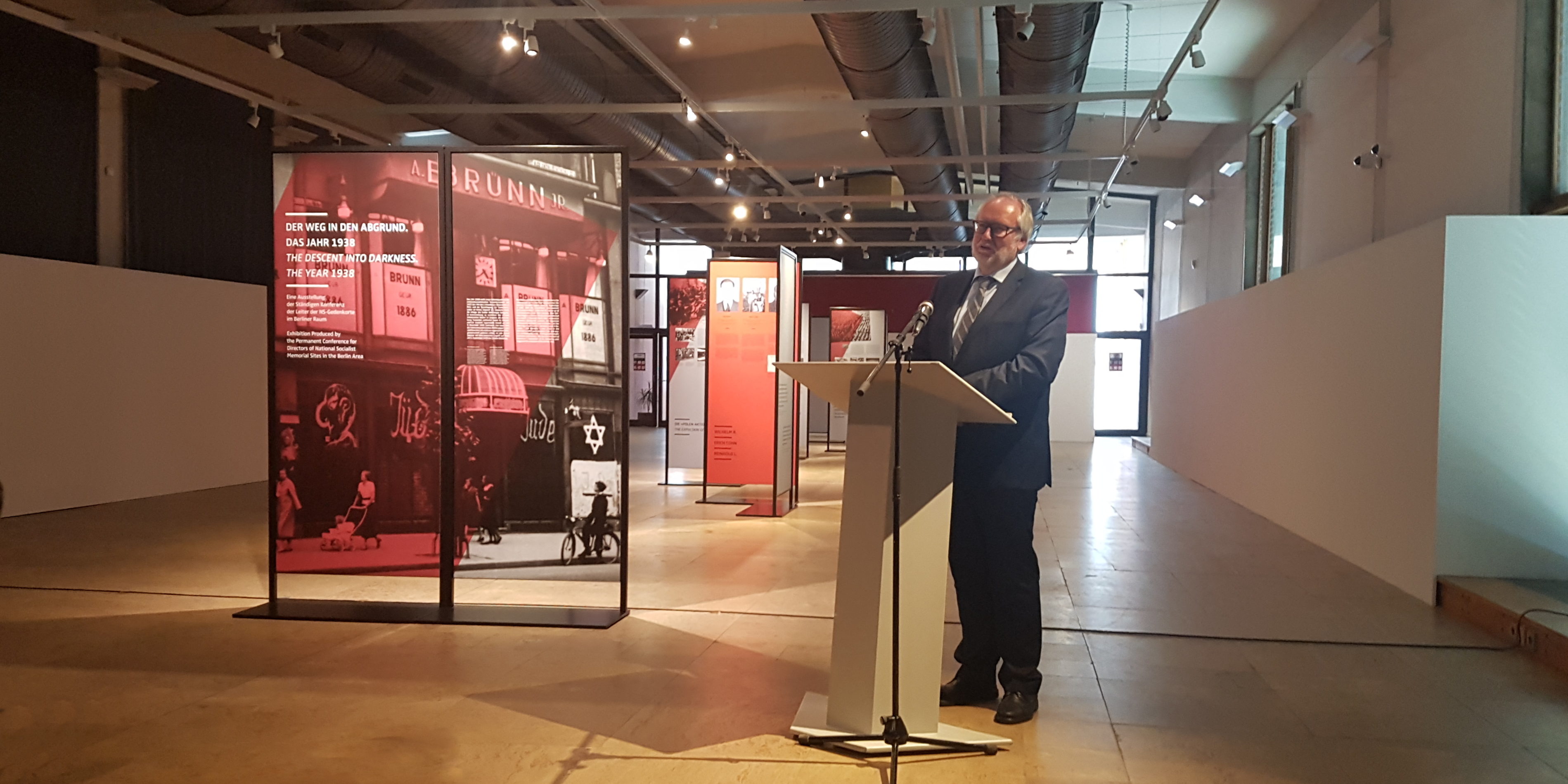 Begrüßung und thematische Einführung durch Prof. Dr. Günter Morsch © Ständige Konferenz Begrüßung und thematische Einführung durch Prof. Dr. Günter Morsch © Ständige Konferenz