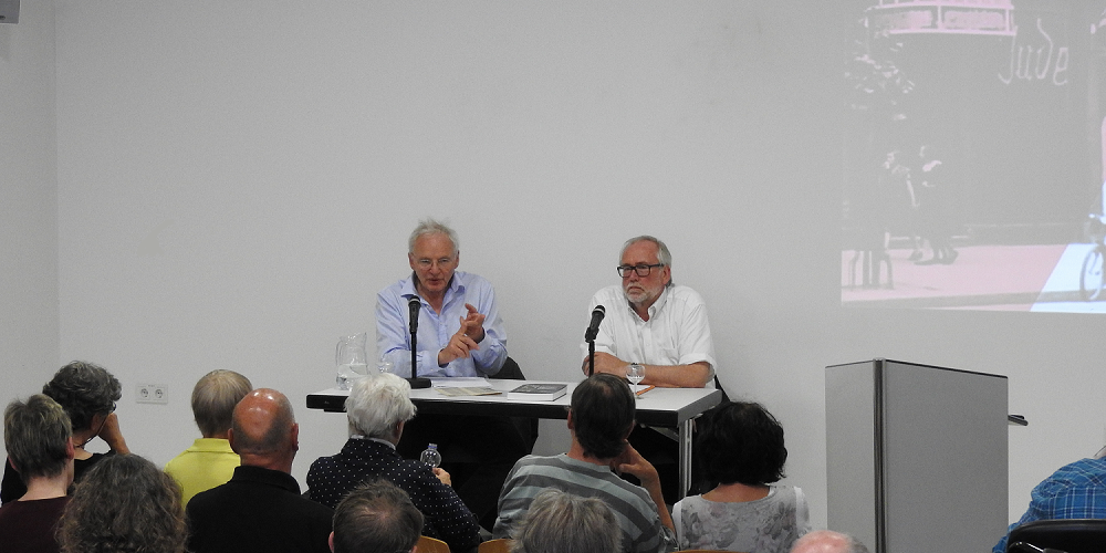 Dr. Götz Aly im Gespräch mit Prof. Dr. Günter Morsch (v.l.n.r.) © Gedenkstätte und Museum Sachsenhausen Dr. Götz Aly im Gespräch mit Prof. Dr. Günter Morsch (v.l.n.r.) © Gedenkstätte und Museum Sachsenhausen