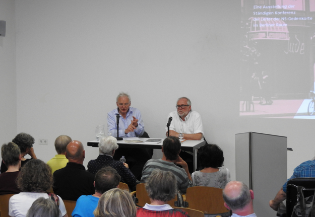 Dr. Götz Aly im Gespräch mit Prof. Dr. Günter Morsch (v.l.n.r.) © Gedenkstätte und Museum Sachsenhausen Dr. Götz Aly im Gespräch mit Prof. Dr. Günter Morsch (v.l.n.r.) © Gedenkstätte und Museum Sachsenhausen