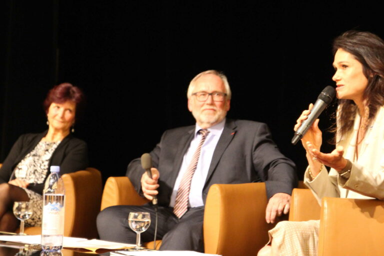 Podiumsdiskussion mit Prof. Dr. Mechthild Gilzmer, Prof. Dr. Günter Morsch und Dr. Frédérique Neau-Dufour (v.l.n.r.) © Ständige Konferenz Podiumsdiskussion zur Erinnerungskultur in Frankreich