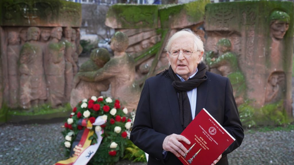 Dr. Mario Offenberg spricht das Merkwort an der Skulptur von Ingeborg Hunzinger, Bild: Ständige Konferenz