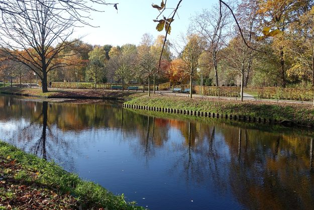 1200px-Goldfischteich_(Großer_Tiergarten)_-_Berlin,_Germany_-_DSC09426