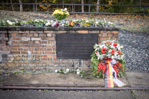 20251016D4807_Gleis17 Gedenken am Mahnmal »Gleis 17« 2025