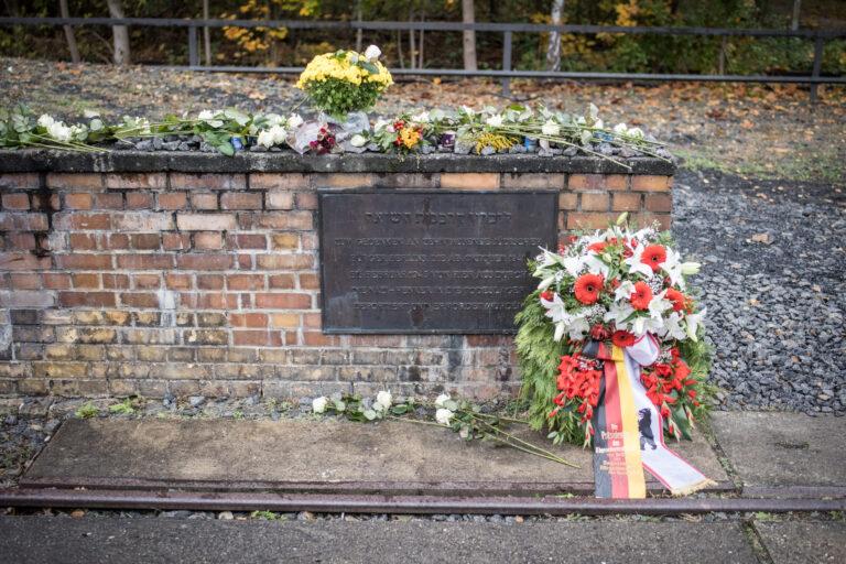 20251016D4807_Gleis17 Gedenken am Mahnmal »Gleis 17« 2025